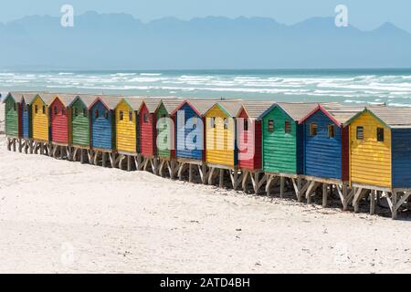 Rangée ou ligne de huttes de plage colorées et multicolores, cabines sur une plage de sable blanc à Muizenberg, péninsule du Cap, Afrique du Sud concept vacances d'été Banque D'Images