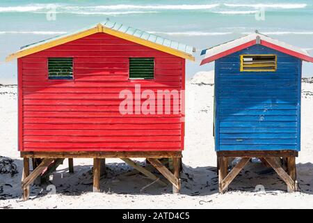 Vieilles cabanes de plage en bois anciennes, cabanes en peinture peeling colorée à Muizenberg, Cape Peninsula, Afrique du Sud concept abstrait saison estivale Banque D'Images