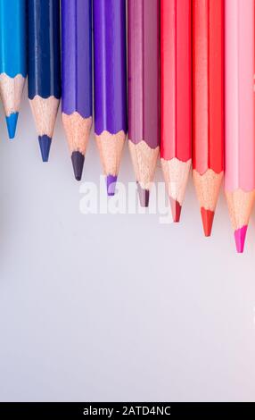 Crayons de couleur de différentes couleurs placés sur fond blanc Banque D'Images