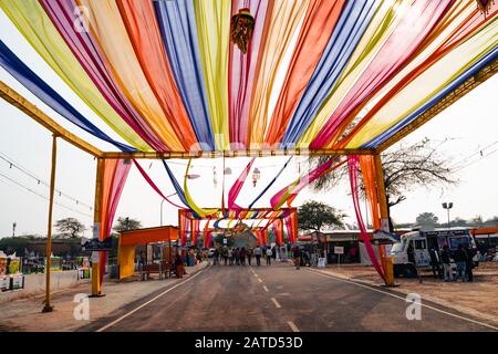 Faridabad, Inde - février 1, 2020: Porte d'entrée colorée au Surajkund Crafts Mela le jour d'ouverture Banque D'Images