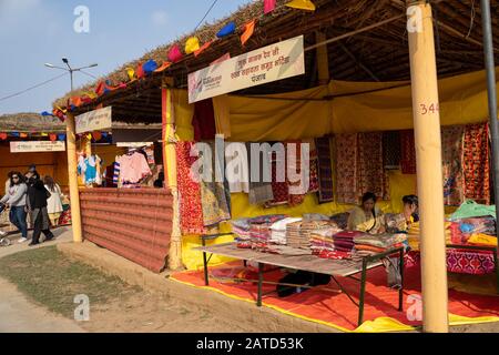 Faridabad, Inde - février 1, 2020: Le fournisseur de foulards au Surajkund Crafts Mela attend les clients le jour d'ouverture Banque D'Images