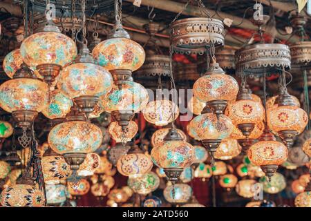 Lampes turques traditionnelles à vendre au Surajkund Crafts Mela à Faridabad, Inde Banque D'Images