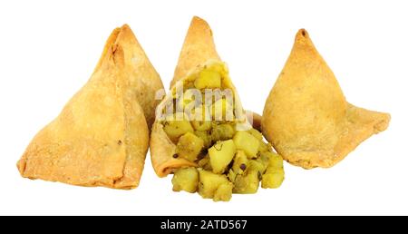 Samosas végétales de style pendjabi isolées sur un fond blanc Banque D'Images