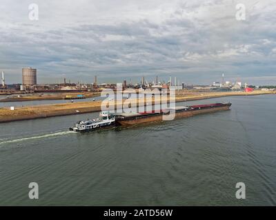 L'Atlas, une remorque de la rivière néerlandaise poussant ses conteneurs vides de barges vers le canal de la mer du Nord vers les portes de écluses à ijmuiden. Banque D'Images