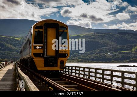 Arriva Classe 158 Sprinter traversant le pont de Barmouth Banque D'Images