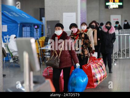 Les passagers chinois portant des masques pour la prévention du nouveau coronavirus et de la pneumonie se promenent vers la sortie de la gare de Nanjing à Nanjing Banque D'Images