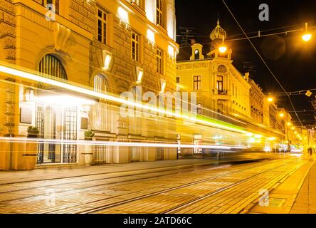 Croatie, ville de Zagreb dans la nuit, voiture et tramway dans la rue, longue exposition, ville vibe Banque D'Images