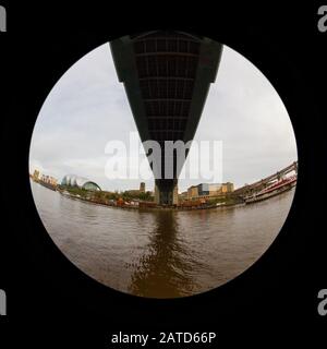 Vue sur les yeux de poisson sous le pont Tyne. Le pont Tyne s'étend sur la Tyne et relie Newcastle upon Tyne et Gateshead dans le nord de l'Angleterre. Banque D'Images