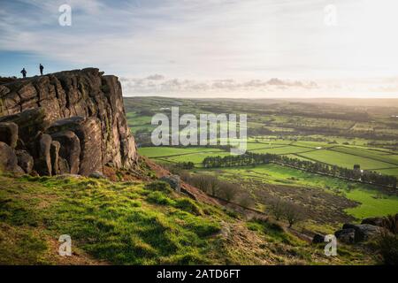 Magnifique Peak District paysage d'hiver de vue du sommet de Hen Cloud sur la campagne et vers le réservoir Tittesworth Banque D'Images