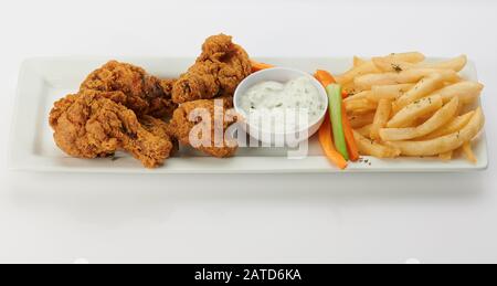 Plaque avec poulet frit profond et frites isolées Banque D'Images