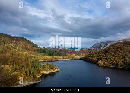 Belle image de paysage drone aérien Automne glorieux soleil d'automne plus de Thirlmere dans Lake District Banque D'Images