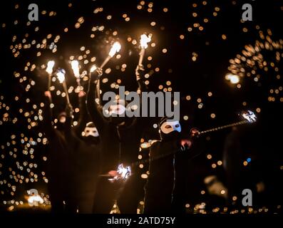 Artistes du feu pendant le Marsden Imbolc Fire Festival dans le Yorkshire. Banque D'Images