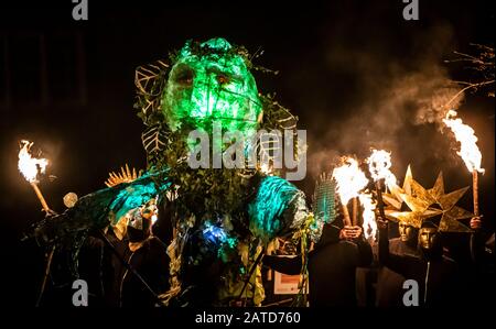 Des artistes du feu avec l'Homme Vert (à gauche) pendant le Marsden Imbolc Fire Festival dans le Yorkshire. Banque D'Images