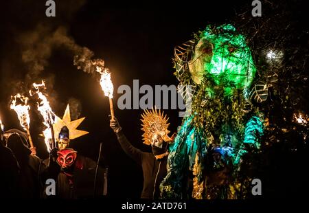 Artistes du feu avec l'Homme Vert (à droite) pendant le Marsden Imbolc Fire Festival dans le Yorkshire. Banque D'Images