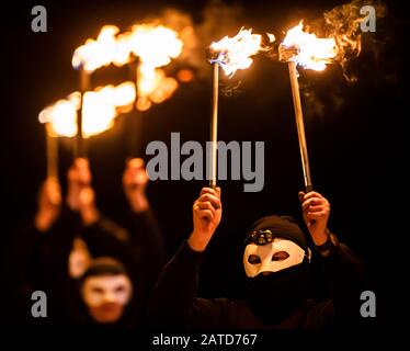 Artistes du feu pendant le Marsden Imbolc Fire Festival dans le Yorkshire. Banque D'Images