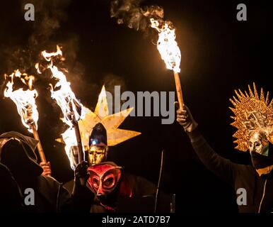 Artistes du feu pendant le Marsden Imbolc Fire Festival dans le Yorkshire. Photo PA. Date De L'Image: Samedi 1er Février 2020. Imbolc est un festival païen marquant la Saint Brigid's Day et la fin de l'hiver. Au cours du festival Jack Frost et de la bataille de l'Homme Vert pour la suprématie dans un jeu de momers symbolisant le triomphe du printemps sur l'hiver. Crédit photo devrait lire: Danny Lawson/PA Fil Banque D'Images