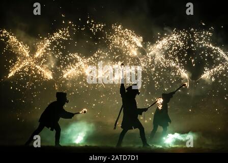 Artistes du feu pendant le Marsden Imbolc Fire Festival dans le Yorkshire. Photo PA. Date De L'Image: Samedi 1er Février 2020. Imbolc est un festival païen marquant la Saint Brigid's Day et la fin de l'hiver. Au cours du festival Jack Frost et de la bataille de l'Homme Vert pour la suprématie dans un jeu de momers symbolisant le triomphe du printemps sur l'hiver. Crédit photo devrait lire: Danny Lawson/PA Fil Banque D'Images