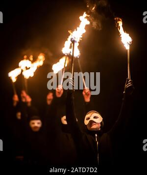 Artistes du feu pendant le Marsden Imbolc Fire Festival dans le Yorkshire. Photo PA. Date De L'Image: Samedi 1er Février 2020. Imbolc est un festival païen marquant la Saint Brigid's Day et la fin de l'hiver. Au cours du festival Jack Frost et de la bataille de l'Homme Vert pour la suprématie dans un jeu de momers symbolisant le triomphe du printemps sur l'hiver. Crédit photo devrait lire: Danny Lawson/PA Fil Banque D'Images