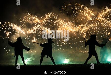 Artistes du feu pendant le Marsden Imbolc Fire Festival dans le Yorkshire. Photo PA. Date De L'Image: Samedi 1er Février 2020. Imbolc est un festival païen marquant la Saint Brigid's Day et la fin de l'hiver. Au cours du festival Jack Frost et de la bataille de l'Homme Vert pour la suprématie dans un jeu de momers symbolisant le triomphe du printemps sur l'hiver. Crédit photo devrait lire: Danny Lawson/PA Fil Banque D'Images