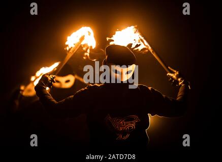 Artistes du feu pendant le Marsden Imbolc Fire Festival dans le Yorkshire. Photo PA. Date De L'Image: Samedi 1er Février 2020. Imbolc est un festival païen marquant la Saint Brigid's Day et la fin de l'hiver. Au cours du festival Jack Frost et de la bataille de l'Homme Vert pour la suprématie dans un jeu de momers symbolisant le triomphe du printemps sur l'hiver. Crédit photo devrait lire: Danny Lawson/PA Fil Banque D'Images