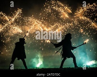 Artistes du feu pendant le Marsden Imbolc Fire Festival dans le Yorkshire. Photo PA. Date De L'Image: Samedi 1er Février 2020. Imbolc est un festival païen marquant la Saint Brigid's Day et la fin de l'hiver. Au cours du festival Jack Frost et de la bataille de l'Homme Vert pour la suprématie dans un jeu de momers symbolisant le triomphe du printemps sur l'hiver. Crédit photo devrait lire: Danny Lawson/PA Fil Banque D'Images