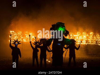 Des artistes du feu avec l'Homme Vert pendant le Marsden Imbolc Fire Festival dans le Yorkshire. Photo PA. Date De L'Image: Samedi 1er Février 2020. Imbolc est un festival païen marquant la Saint Brigid's Day et la fin de l'hiver. Au cours du festival Jack Frost et de la bataille de l'Homme Vert pour la suprématie dans un jeu de momers symbolisant le triomphe du printemps sur l'hiver. Crédit photo devrait lire: Danny Lawson/PA Fil Banque D'Images