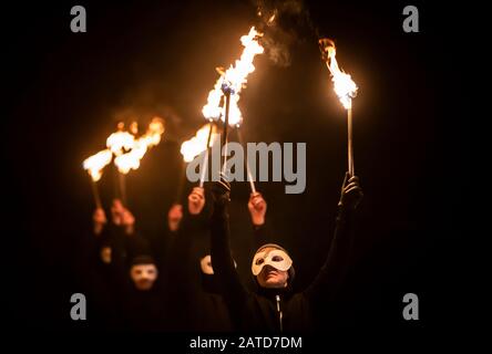 Artistes du feu pendant le Marsden Imbolc Fire Festival dans le Yorkshire. Photo PA. Date De L'Image: Samedi 1er Février 2020. Imbolc est un festival païen marquant la Saint Brigid's Day et la fin de l'hiver. Au cours du festival Jack Frost et de la bataille de l'Homme Vert pour la suprématie dans un jeu de momers symbolisant le triomphe du printemps sur l'hiver. Crédit photo devrait lire: Danny Lawson/PA Fil Banque D'Images