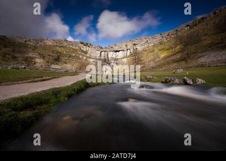 Malham Cove est une grande formation de calcaire incurvé à 1 km au nord du village de Malham, dans le Yorkshire du Nord Banque D'Images