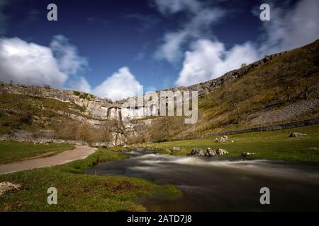 Malham Cove est une grande formation de calcaire incurvé à 1 km au nord du village de Malham, dans le Yorkshire du Nord Banque D'Images