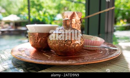 Café bosniaque traditionnel sur la table avec un loukoum, Blagaj Tekija - Bosnie. Banque D'Images