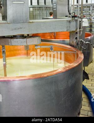 Production de Gruyere de Comte Cheese dans les produits laitiers français Banque D'Images