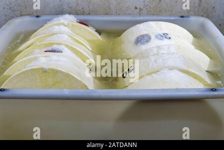 Gruyere de Comte Cheese dans un bol avec du sel de Bourgogne Banque D'Images