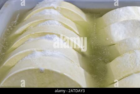 Fromage Gruyere de Comte frais dans le bain avec sel de Bourgogne Banque D'Images