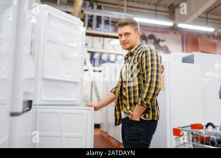 L'homme le choix de réfrigérateur dans votre magasin d'électronique Banque D'Images