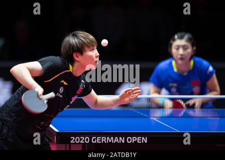 Magdeburg, Allemagne. 02 février 2020. Tennis de table: Allemand Open, femmes, célibataires, demi-finale, Chen (Chine) - Zhu (Chine). Zhu Yuling (l) contre Chen Meng Credit: Swen Pförtner/dpa/Alay Live News Banque D'Images