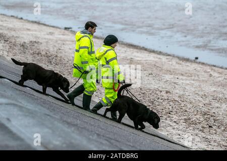 Southport, Royaume-Uni. 2 février 2020. Météo au Royaume-Uni ; couleurs vives pendant une journée terne, pendant que les habitants de la région s'exercent tôt le matin sur la promenade du bord de mer de la station. Crédit: MediaWorldImages/AlamyLiveNews Banque D'Images