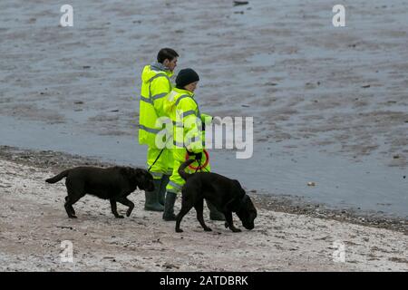 Southport, Royaume-Uni. 2 février 2020. Météo au Royaume-Uni ; couleurs vives pendant une journée terne, pendant que les habitants de la région s'exercent tôt le matin sur la promenade du bord de mer de la station. Crédit: MediaWorldImages/AlamyLiveNews Banque D'Images