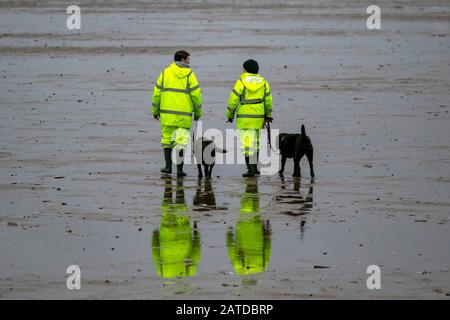 Southport, Royaume-Uni. 2 février 2020. Météo au Royaume-Uni ; couleurs vives pendant une journée terne, pendant que les habitants de la région s'exercent tôt le matin sur la promenade du bord de mer de la station. Crédit: MediaWorldImages/AlamyLiveNews Banque D'Images