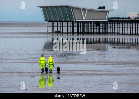 Southport, Royaume-Uni. 2 février 2020. Météo au Royaume-Uni ; couleurs vives pendant une journée terne, pendant que les habitants de la région s'exercent tôt le matin sur la promenade du bord de mer de la station. Crédit: MediaWorldImages/AlamyLiveNews Banque D'Images