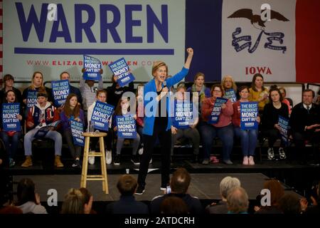 Iowa City, États-Unis. 02 février 2020. La candidate à la présidence démocratique Elizabeth Warren campagne deux jours avant le caucus de l'Iowa. Crédit: Sopa Images Limited/Alay Live News Banque D'Images