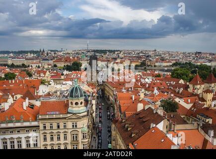 Panorama de la vieille ville de Prague avec toits rouges, célèbre pont Charles et Vltava, République tchèque. Vue de dessus Banque D'Images