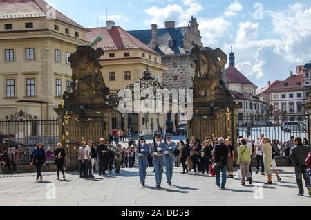 Prague, RÉPUBLIQUE TCHÈQUE - 20 JUIN 2014 : garde d'honneur près du palais présidentiel du château de Prague Banque D'Images