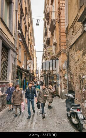 Passage à La Via San Biaggio dei Librai, rue du quartier Centro Storico, Naples, Campanie, Italie Banque D'Images