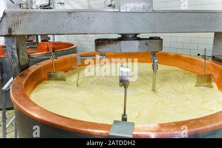 Transformation de Gruyere de Comte Cheese en laiterie de France Banque D'Images