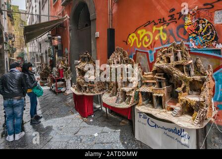 Les personnes qui regardent le stand presepi (lits de Noël), Via San Biaggio dei Librai, rue dans le quartier Centro Storico, Naples, Campanie, Italie Banque D'Images