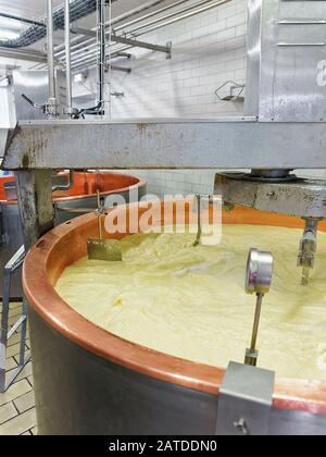 Transformation de Gruyere de Comte Cheese en France laitière Banque D'Images