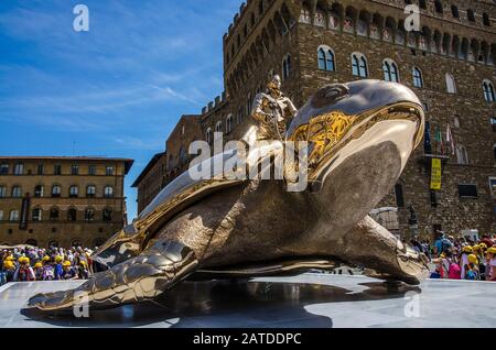 Florence, Italie, 25 mai 2016 : monument de la tortue dorée près du Palazzo Vecchio à Florence, Italie Banque D'Images