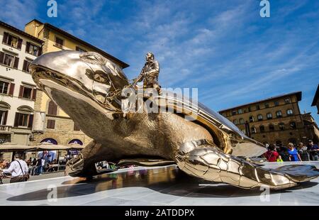 Florence, Italie, 25 mai 2016 : monument de la tortue dorée près du Palazzo Vecchio à Florence, Italie Banque D'Images