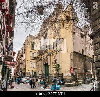 Passants, vendeurs de rue à Chiesa SS Filippo e Giacomo, église Sur Via San Biaggio dei Librai, rue dans le quartier Centro Storico, Naples, Campanie, It Banque D'Images