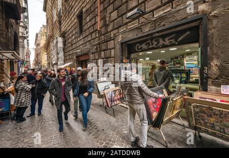 Passants, stand de l'affiche, sur la Via San Biaggio dei Librai, dans la rue, quartier Centro Storico Naples, Campanie, Italie Banque D'Images